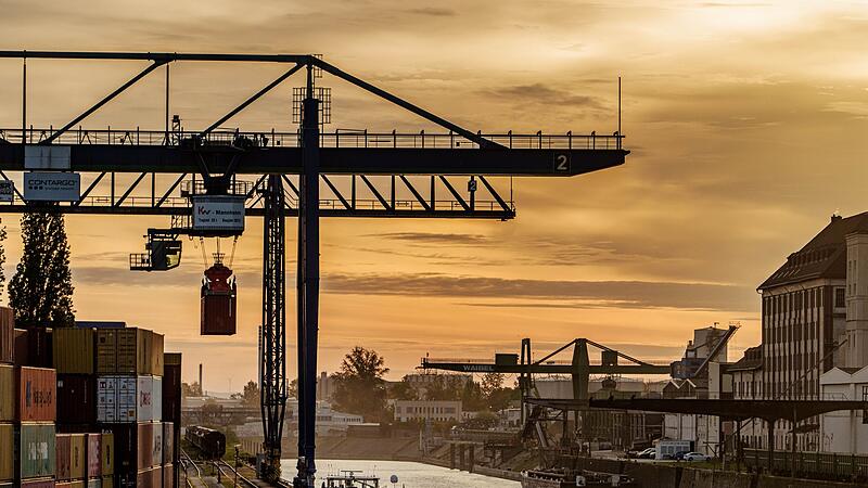 Container werden im Osthafen entladen Container werden im Osthafen entladen