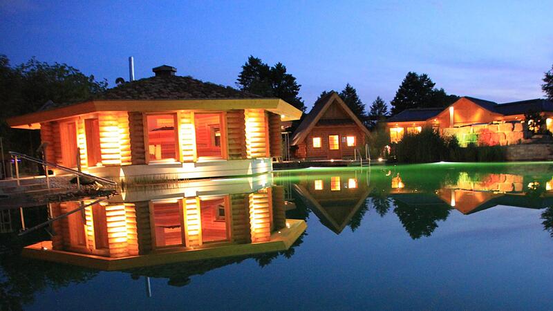 Aus jeder Perspektive macht das 15.000 Quadratmeter große Saunaland einen besonderen Eindruck. Aus jeder Perspektive macht das 15.000 Quadratmeter große Saunaland einen besonderen Eindruck.