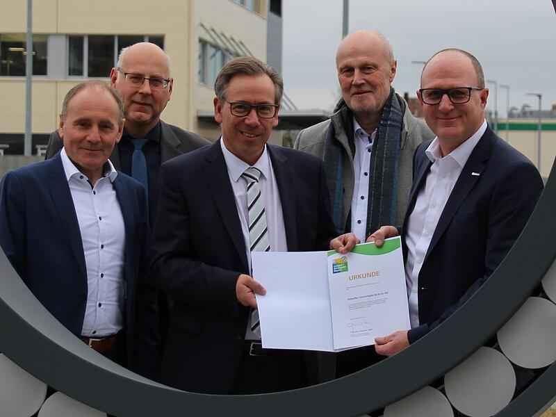Bei der Urkundenübergabe von links: Werkleiter Hans-Jürgen Ritter, Landkreis-Wirtschaftsförderer Thomas Wächtler, Landrat Alexander Tritthart, Bürgermeister Gerald Brehm und Energiemanagement-Chef Martin Zenkel. Bei der Urkundenübergabe von links: Werkleiter Hans-Jürgen Ritter, Landkreis-Wirtschaftsförderer Thomas Wächtler, Landrat Alexander Tritthart, Bürgermeister Gerald Brehm und Energiemanagement-Chef Martin Zenkel.
