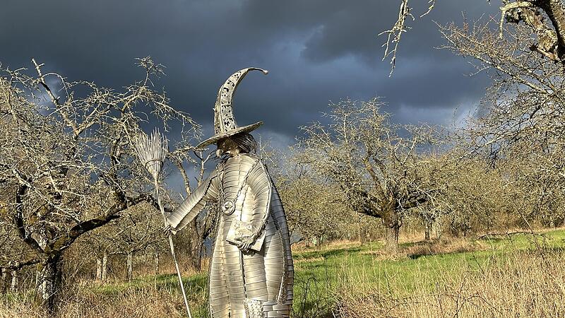 Die Walberla-Hexe wurde von K&uuml;nstler Dieter Erhard aus Erlangen geschaffen. Das Kunstwerk bleibt noch bis 2026 auf dem Skulpturenweg.