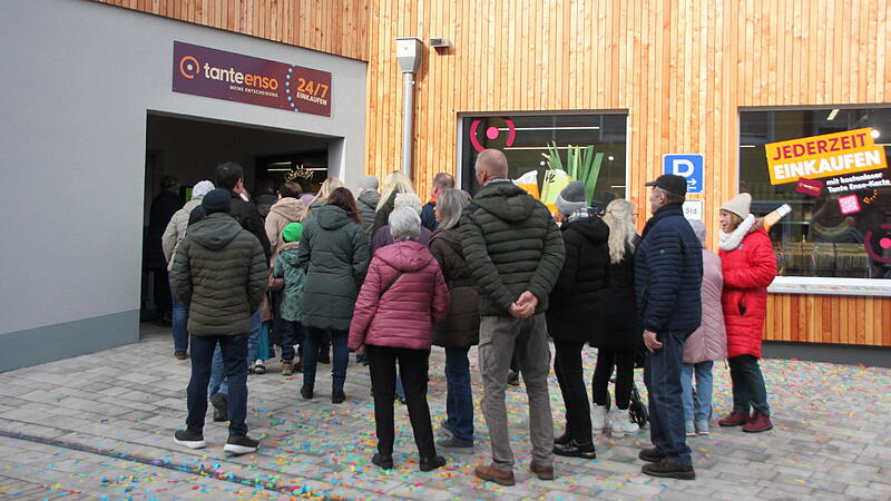 Die ersten Besucher str&ouml;men in den Laden.