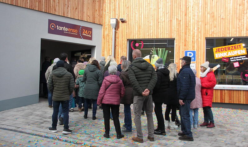 Die ersten Besucher str&ouml;men in den Laden.
