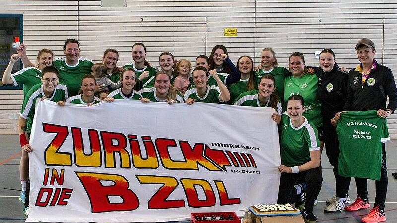 Die Handballdamen der HG Hut/Ahorn und ihr Team freuen sich &uuml;ber den Wiederaufstieg in die Bezirksoberliga und gr&uuml;&szlig;en ihre zahlreichen Fans.