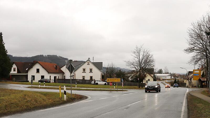 Im Frühjahr wird die Bundesstraße 303 zwischen dem Stadtsteinacher Kreisel (im Hintergrund) teils bis nach Zettlitz gesperrt. Unter anderem wird eine extra Linksabbiegerspur auf die Staatsstraße ins Oberland (nach links) gebaut.