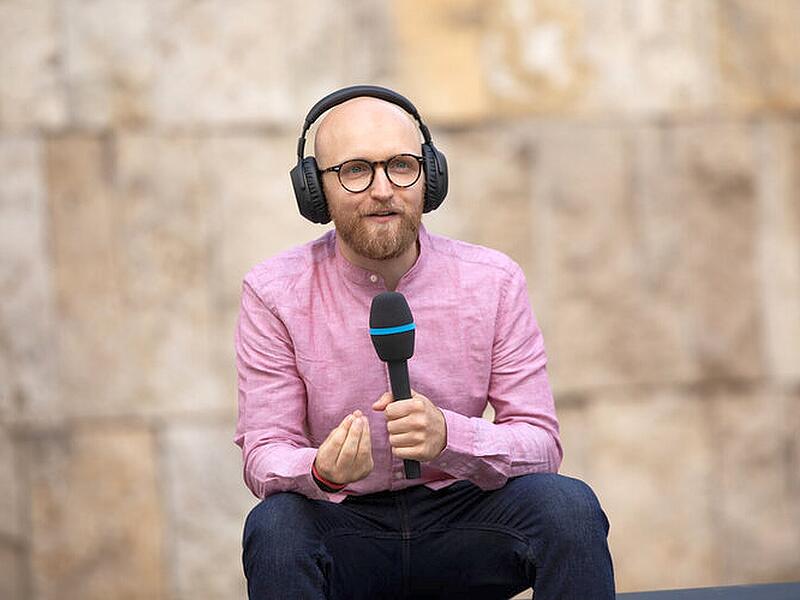 Aufgewachsen in Weisendorf, gefeiert in H&ouml;chstadt und heute an den Mikrofonen in der Sportwelt zuhause: Der Kommentator Adrian Geiler.