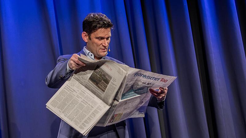 Das Satiremagazin „extra 3“ wird vom Kabarettisten  Christian Ehring moderiert, der erst vor kurzem einen Auftritt im Kulturboden in Hallstatt hatte.