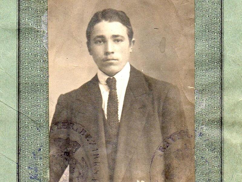 Anton Maiers Reisepass wurde 1923 in Herzogenaurach ausgestellt. Anton Maiers Reisepass wurde 1923 in Herzogenaurach ausgestellt.