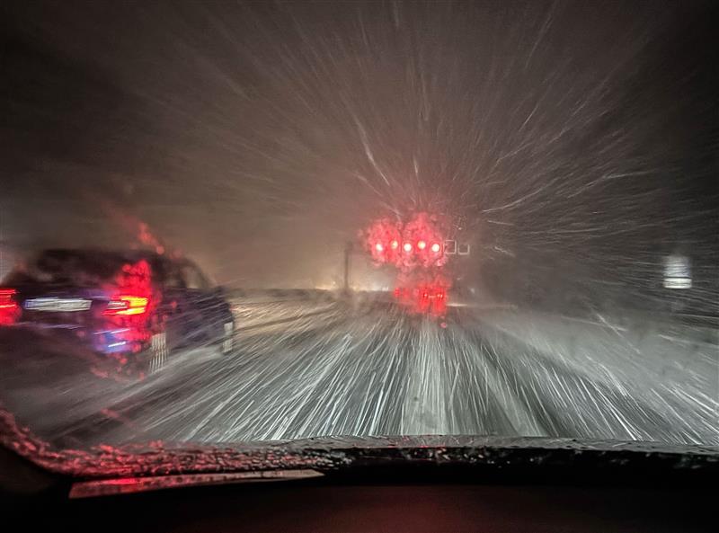 Ein Auto fährt im Schneetreiben am Morgen über die A 3 bei Mettmann Ein Auto fährt im Schneetreiben am Morgen über die A 3 bei Mettmann