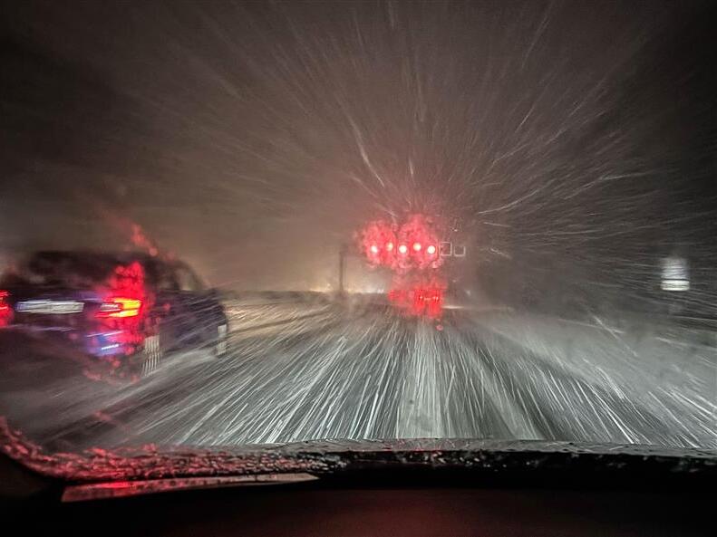 Ein Auto f&auml;hrt im Schneetreiben am Morgen &uuml;ber die A 3 bei Mettmann
