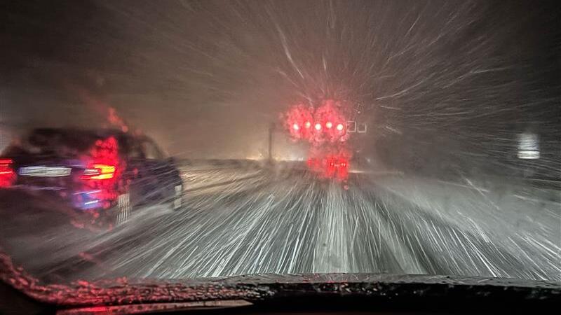 Ein Auto f&auml;hrt im Schneetreiben am Morgen &uuml;ber die A 3 bei Mettmann