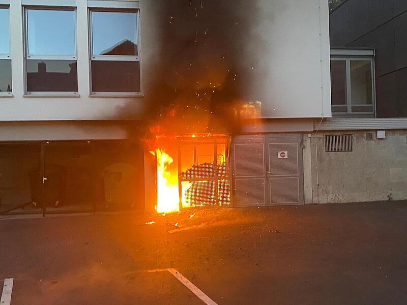 Der Brand war in einem Mülllager im Innenhof des Landratsamtes ausgebrochen. Der Brand war in einem Mülllager im Innenhof des Landratsamtes ausgebrochen.