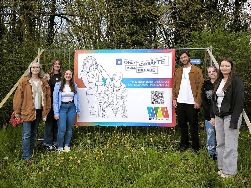 Mit einem Banner an der Seger-Kreuzung wollen die Heilerziehungspflege-Sch&uuml;lerinnen und Sch&uuml;ler auf ihre Aktion #OhneFachkr&auml;ftekeineTeilhabe aufmerksam machen.