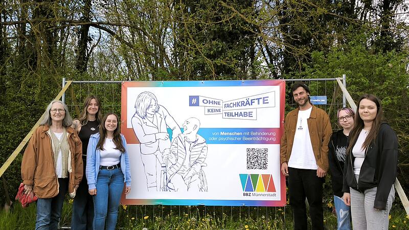 Mit einem Banner an der Seger-Kreuzung wollen die Heilerziehungspflege-Sch&uuml;lerinnen und Sch&uuml;ler auf ihre Aktion #OhneFachkr&auml;ftekeineTeilhabe aufmerksam machen.