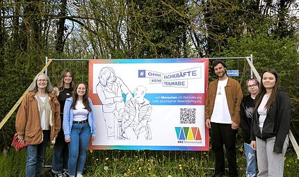 Mit einem Banner an der Seger-Kreuzung wollen die Heilerziehungspflege-Sch&uuml;lerinnen und Sch&uuml;ler auf ihre Aktion #OhneFachkr&auml;ftekeineTeilhabe aufmerksam machen.