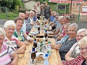 Am Feuerwehrhaus haben sich Seniorinnen und Senioren aus Pfaffenhausen zum Grillen getroffen.