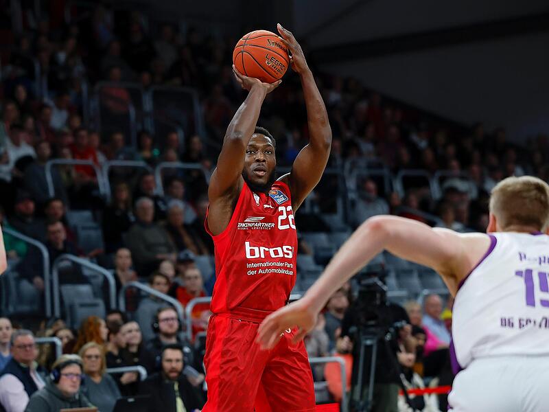 Brose-Center Solomon Young war in der Verlängerung ein wichtiger Faktor in der Bamberger Mannschaft.