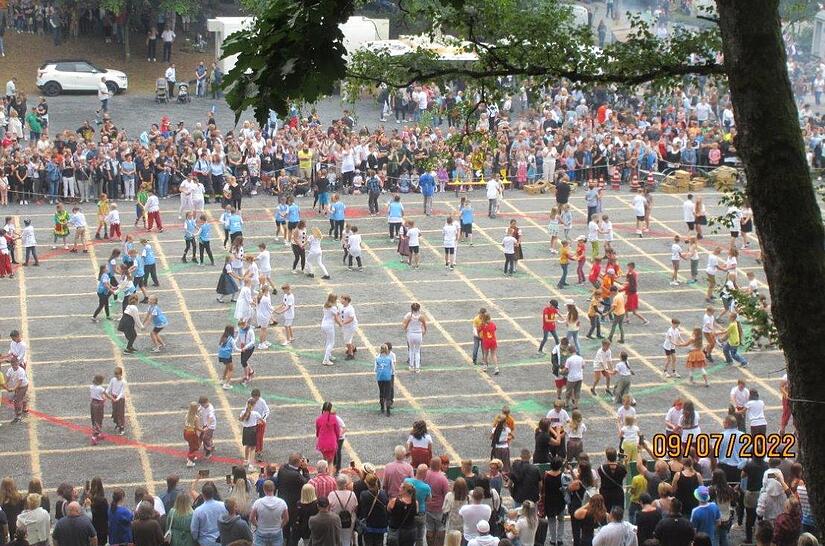 Grundschüler tanzen den „Rutscher“ beim Kinderfest 2022