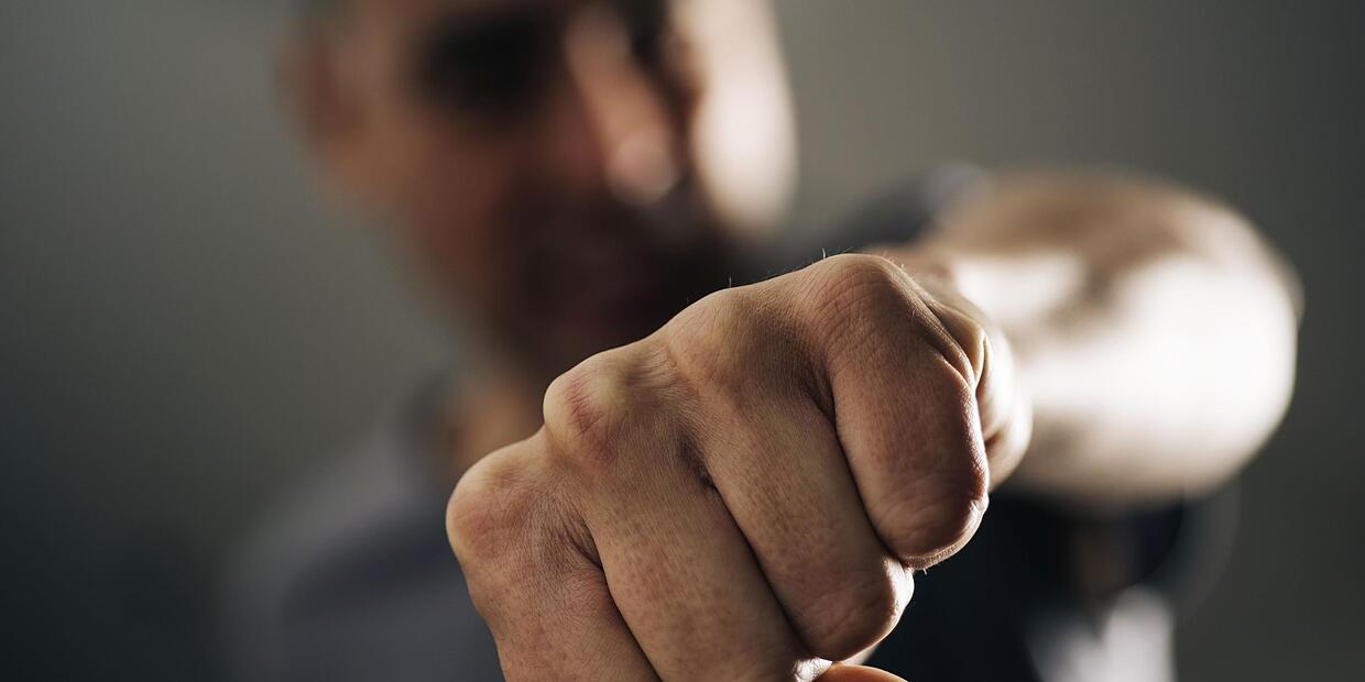 Erst Schläge, dann das Urteil – und einer freut sich über die Bestrafung.