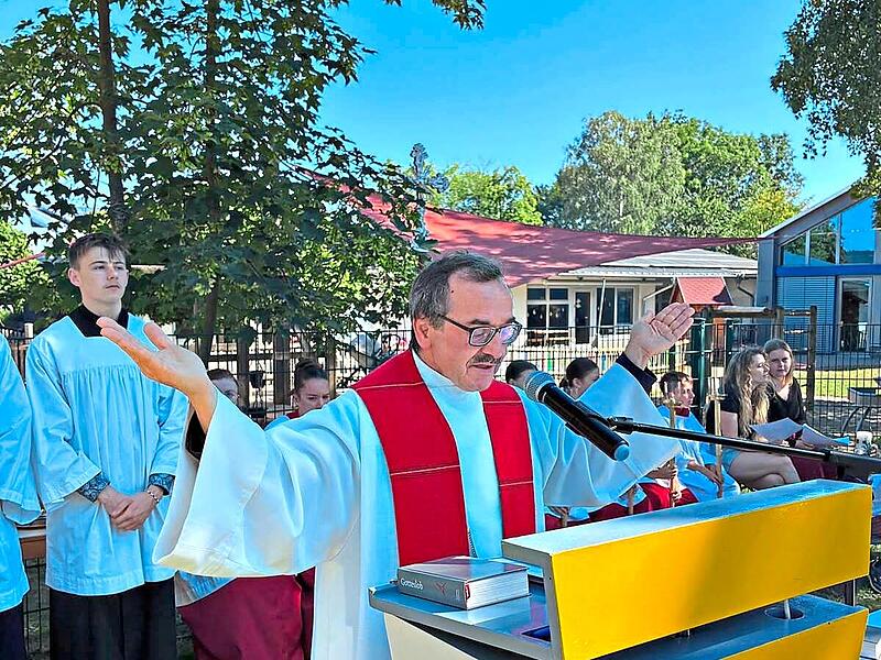 Pfarrer Walter Ries beim Gottesdienst. Pfarrer Walter Ries beim Gottesdienst.
