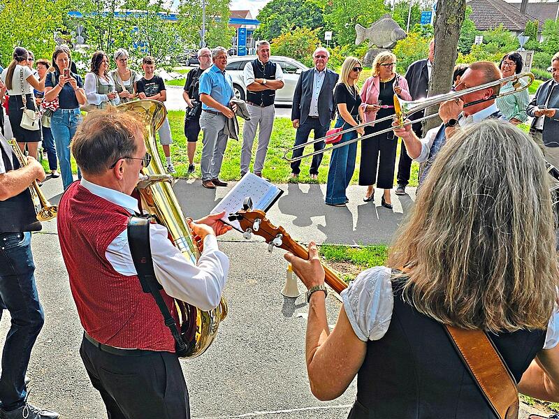 Die „Gonzo‘s Dixi Combo“ spielt zum Jubiläum des 25-jährigen Bestehens der Karpfenfigur „Fridolin“ (im Hintergrund) in Höchstadt. Johanna Blum Die „Gonzo‘s Dixi Combo“ spielt zum Jubiläum des 25-jährigen Bestehens der Karpfenfigur „Fridolin“ (im Hintergrund) in Höchstadt. Johanna Blum