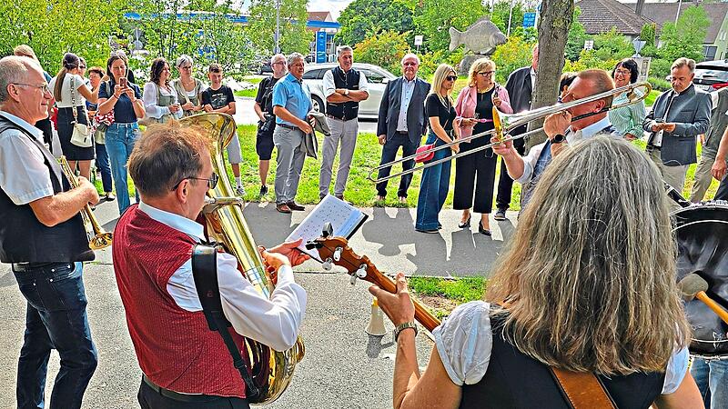 Die „Gonzo‘s Dixi Combo“ spielt zum Jubiläum des 25-jährigen Bestehens der Karpfenfigur „Fridolin“ (im Hintergrund) in Höchstadt. Johanna Blum Die „Gonzo‘s Dixi Combo“ spielt zum Jubiläum des 25-jährigen Bestehens der Karpfenfigur „Fridolin“ (im Hintergrund) in Höchstadt. Johanna Blum