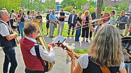 Die &bdquo;Gonzo&lsquo;s Dixi Combo&ldquo; spielt zum Jubil&auml;um des 25-j&auml;hrigen Bestehens der Karpfenfigur &bdquo;Fridolin&ldquo; (im Hintergrund) in H&ouml;chstadt. Johanna Blum