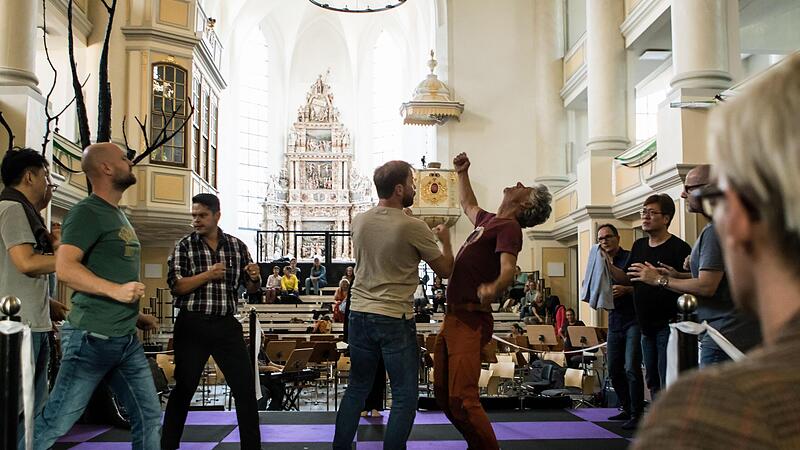 Probenszene zu „Fausts Verdammnis“ von HEctor Berlioz in der Coburger Morizkirche. Probenszene zu „Fausts Verdammnis“ von HEctor Berlioz in der Coburger Morizkirche.