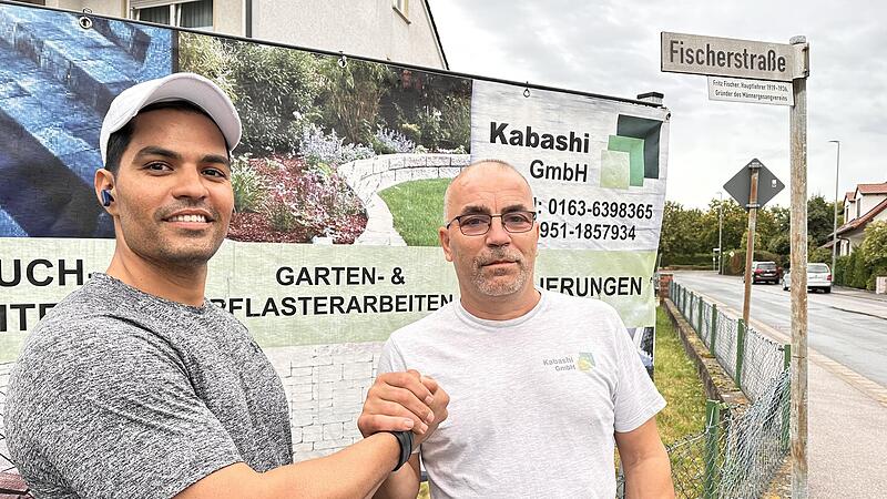 Halfen ohne zu z&ouml;gern: Zabulon Mata Narvaez (l.) und Naseni Kabashi zogen den bei dem Ungl&uuml;ck am Sonntag get&ouml;teten 61-j&auml;hrigen Piloten aus dem brennenden Flugzeugwrack &ndash; kurz danach kam es an der Maschine zu mehreren Explosionen.