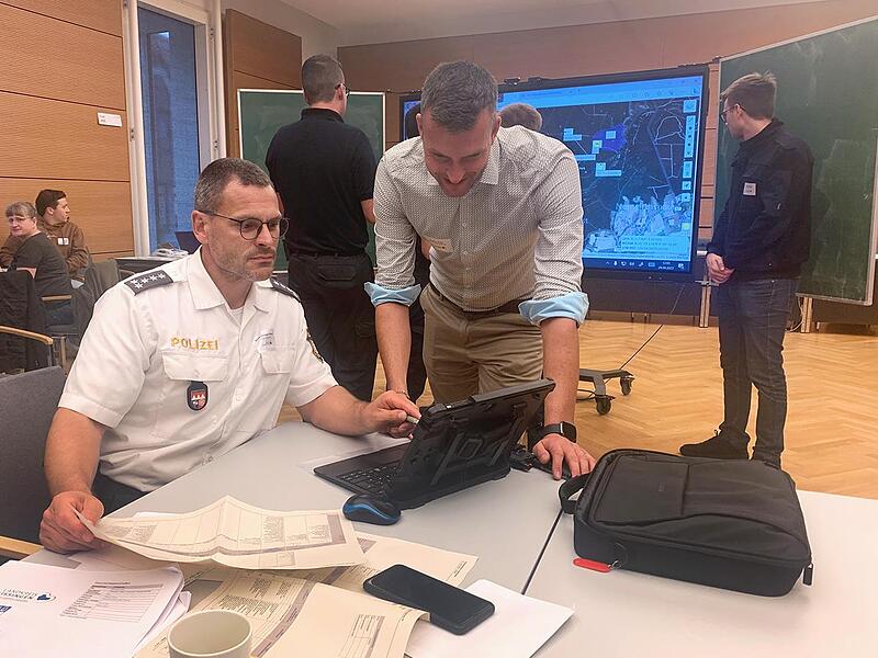 Markus Ullrich, Brandinspektor vom Landratsamt Bad Kissingen, und Christian Pörtner, Dienstellenleiter der Polizeiinspektion Bad Kissingen, besprechen die aktuelle Lage. Markus Ullrich, Brandinspektor vom Landratsamt Bad Kissingen, und Christian Pörtner, Dienstellenleiter der Polizeiinspektion Bad Kissingen, besprechen die aktuelle Lage.