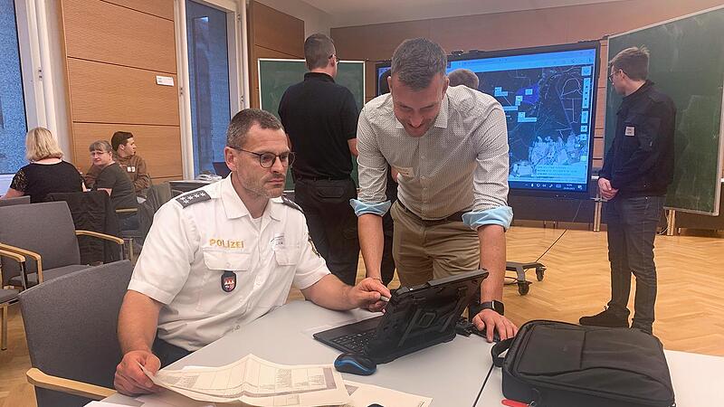 Markus Ullrich, Brandinspektor vom Landratsamt Bad Kissingen, und Christian P&ouml;rtner, Dienstellenleiter der Polizeiinspektion Bad Kissingen, besprechen die aktuelle Lage.
