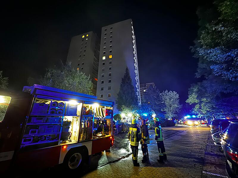 Glück im Unglück: Hochhausbrand in Erlangen endet glimpflichHochhausbrand in Erlangen