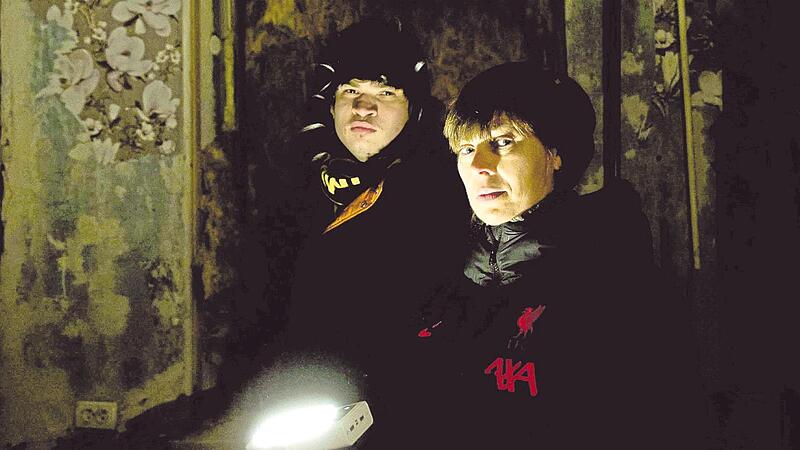 Der Krieg nimmt sich immer mehr Raum in Kramatorsk, einer Stadt in der Ukraine. Unser Bild zeigt Anna und ihren kranken Sohn Ivan. Eine russische Granate besch&auml;digte das Haus schwer.