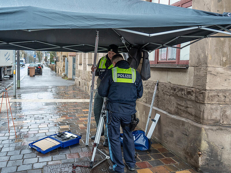 Lastwagen übersieht Radfahrerin: 63-Jährige bei Verkehrsunfall verstorbenTödlicher Unfall Radfahrerin Lkw Hallstadter Straße Bamberg 22022024 Lastwagen übersieht Radfahrerin: 63-Jährige bei Verkehrsunfall auf Hallstadter Straße in Bamberg verstorben - der Unfall ereignete sich vormittags am 22. Februar 2024.