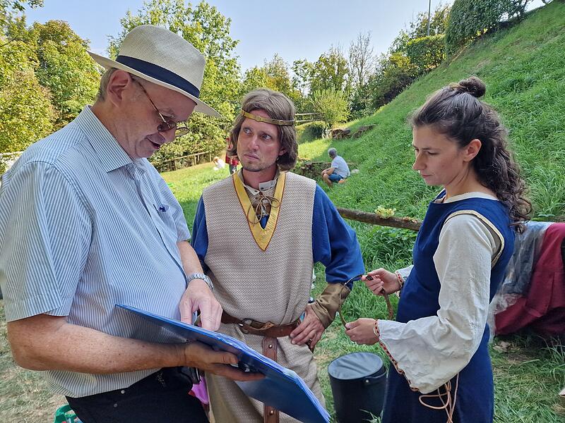 Autor und Regisseur Andreas Schwarzkopf mit Gespr&auml;ch mit Alexander und Maxi Ferrari, die die Rollen von Graf Otto und Gr&auml;fin Beatrix von Botenlauben &uuml;bernehmen.