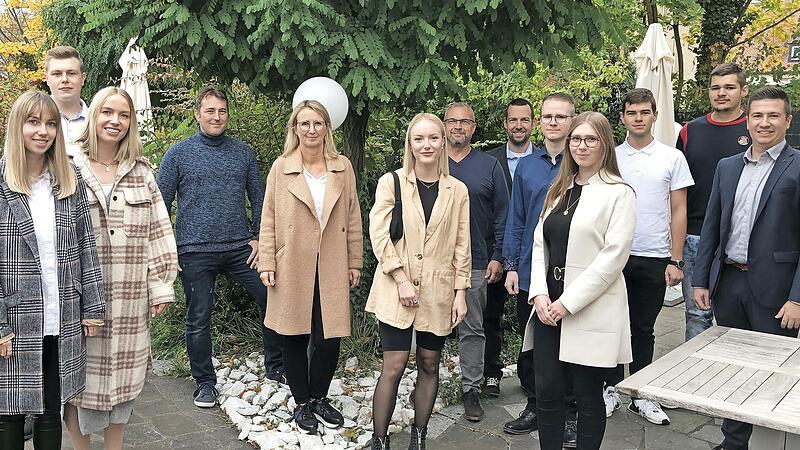 Insgesamt zw&ouml;lf Azubis konnten jetzt bei Uponor in Ha&szlig;furt freigesprochen werden. Mit im Bild sind Ausbilder sowie Vertreter von Personalabteilung und Betriebsrat.