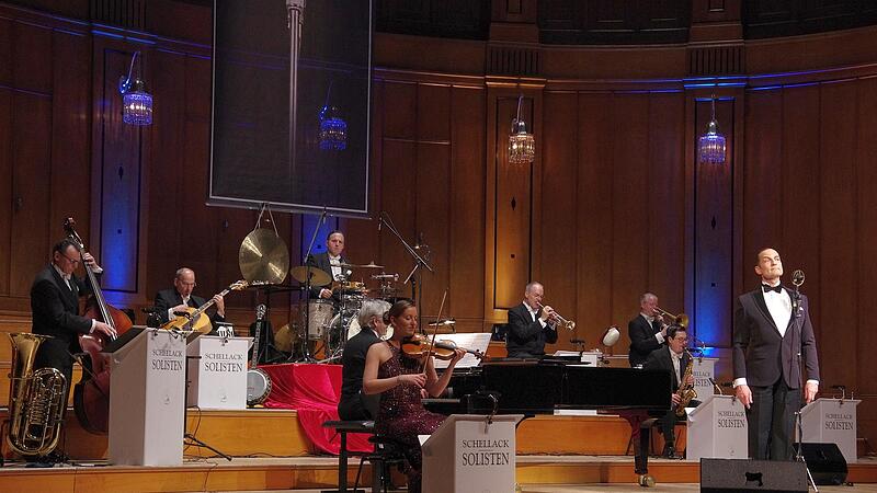 Denis Wittberg und die Schellack-Solisten verkörpern den musikalischen Zeitgeist der 1920er Jahre perfekt mit ihren Konzerten und begeisterten damit auch das Bad kissinger Publikum. Denis Wittberg und die Schellack-Solisten verkörpern den musikalischen Zeitgeist der 1920er Jahre perfekt mit ihren Konzerten und begeisterten damit auch das Bad kissinger Publikum.