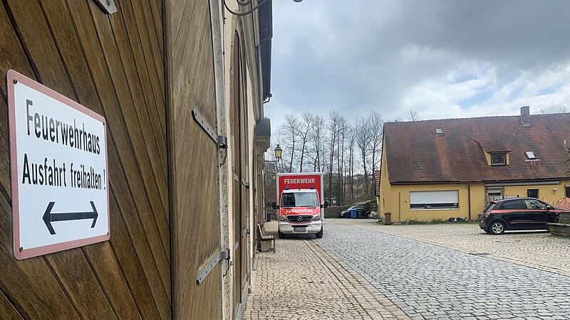 In der Zehntscheune (links) ist derzeit die Freiwillige Feuerwehr M&uuml;nnerstadt untergebracht. Die Stadt m&ouml;chte die ehemalige W&auml;scherei Ke&szlig;ler (rechts) dazu kaufen. Im Gegenzug verkauft sie ihr Geb&auml;ude in der Seminarstra&szlig;e 7.