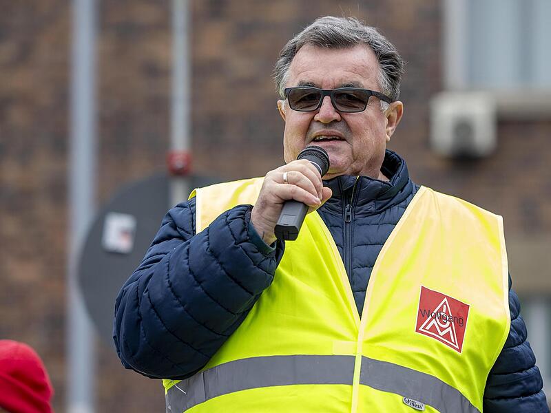 Kritisierte auf einer Kundgebung Ende Januar 2025 die Entscheidung des ZF-Managements, den Standort im tschechischen Ostrov zu erweitern: Wolfgang Gutgesell, Betriebsratsvorsitzender der ZF Aftermarket in Schweinfurt. Kritisierte auf einer Kundgebung Ende Januar 2025 die Entscheidung des ZF-Managements, den Standort im tschechischen Ostrov zu erweitern: Wolfgang Gutgesell, Betriebsratsvorsitzender der ZF Aftermarket in Schweinfurt.