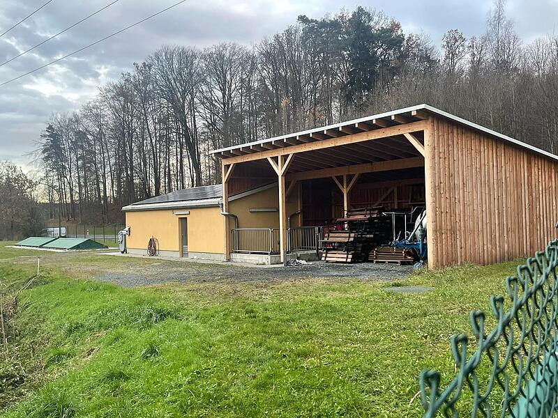 Für die Gemeindeteile Kirchlauter und Pettstadt betreibt die Gemeinde eine eigene Kläranlage, die sie inzwischen auch mit einer Photovoltaikanlage zur Stromeinsparung ausgestattet hat.