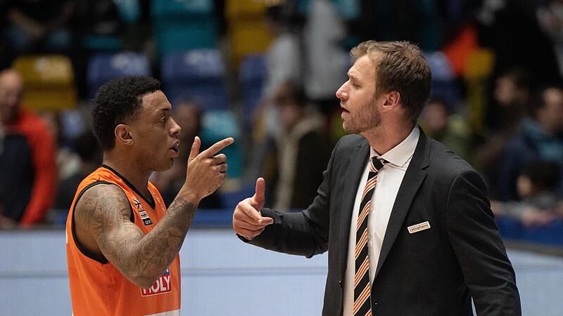 Der Ulmer Yago dos Santos (links) führt das Ulmer Team von Headcoach Anton Gavel mit 5,2 Assists pro Spiel an.