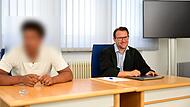 Der Angeklagte und sein Rechtsanwalt Jann Brauner aus Hallstadt