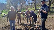 Mitglieder des Permakultur-Vereins setzen einen neuen Baum: (von links) Werner Rasche, Matthias Lother, Robert Hildmann, Christoph Hack und Florian Probeck.