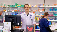 Apotheker Christian Lutsch, der seit April die Medicon-Apotheke in der P&ouml;deldorfer Stra&szlig;e in Bamberg f&uuml;hrt