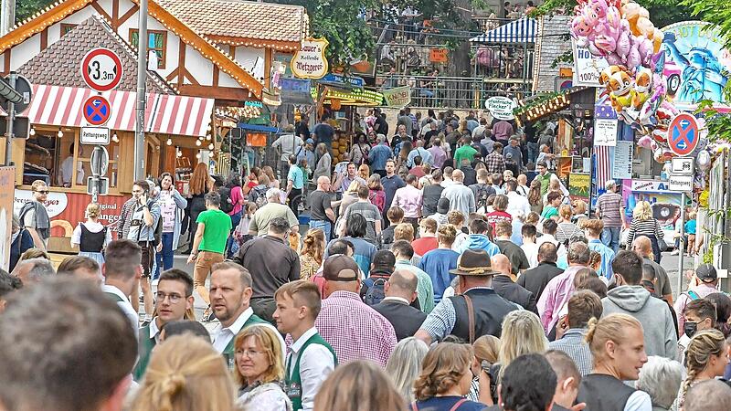 Die Erlanger Bergkirchweih zog – wie hier beim Bieranstich – die Besucher am Wochenende in Scharen an.