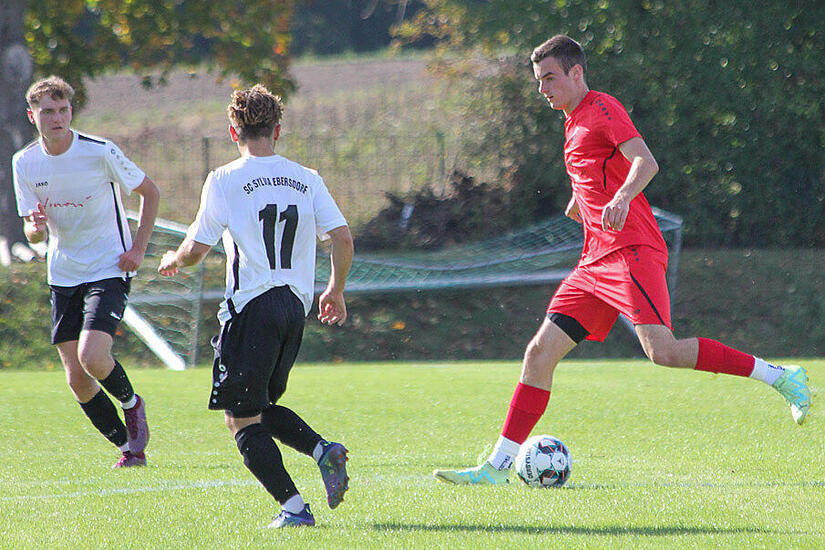 Jan Weiß vom TV Ebern (rotes Triko) traf in beiden Partien gegen den FC Stockheim jeweils vier Mal. Jan Weiß vom TV Ebern (rotes Trikot) traf in beiden Partien gegen den FC Stockheim jeweils vier Mal.