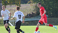 Jan Weiß (rechts) vom TV Ebern hat beim 7:1-Sieg gegen den FC Stockheim seinen ersten Viererpack geschnürt. Jan Weiß vom TV Ebern (rotes Trikot) traf in beiden Partien gegen den FC Stockheim jeweils vier Mal.