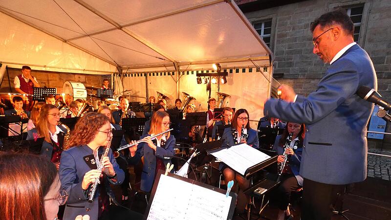 Andreas Hein  f&uuml;hrte das Hauptorchester  souver&auml;n.