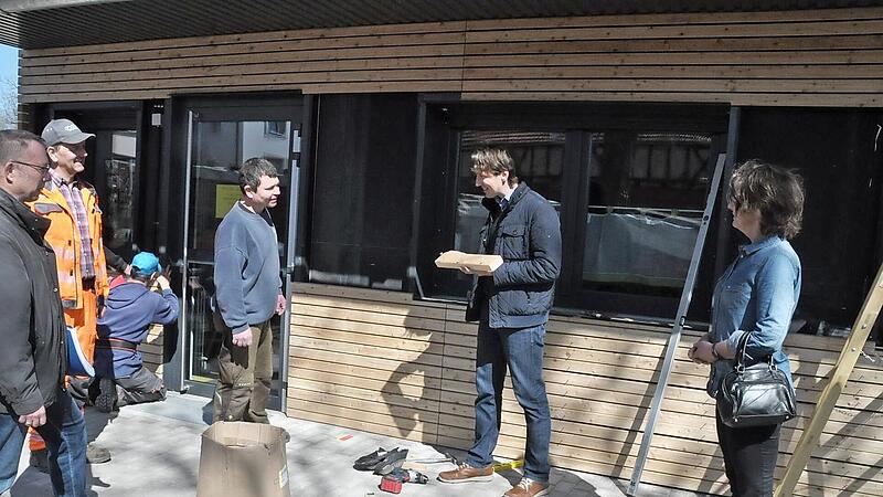 Lob gab&rsquo;s bei der technischen Abnahme des Container-Moduls am Kindergarten Pfarrweisach (von links): Stefan Hofmann (Bauverwaltung Ebern), Roland Hartenfels (Bauhof Pfarrweisach), Dritter B&uuml;rgermeister Sebastian Bock, Martin Herbatsch und Irena Bessenreuther von der Vertriebsfirma PH-Container.