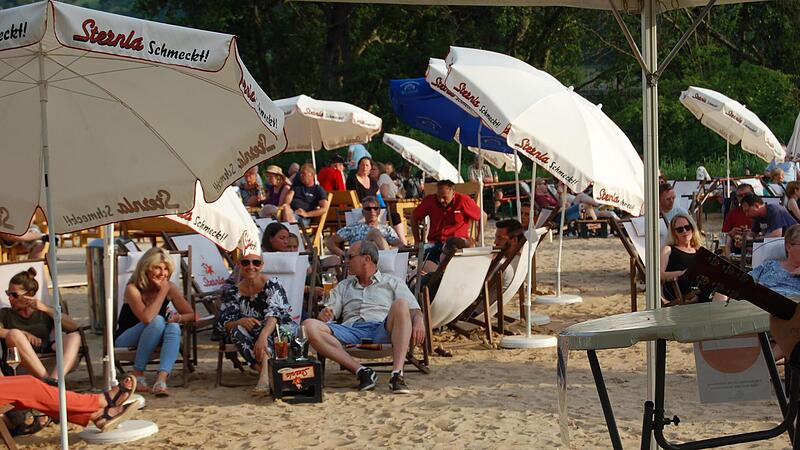 2024 wird es am Bleichrasen in Hammelburg keinen Stadtstrand geben. Das Foto entstand 2021 beim Auftritt von Andreas K&uuml;mmert.