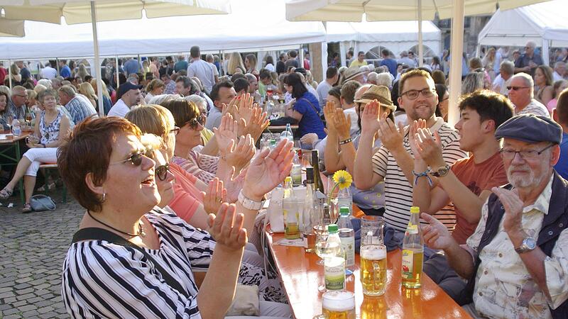Vier Tage Festatmosphäre, Musik, Fröhlichkeit und Wein und Bier erwarten die Besucher des 58. Weinfests am Wochenende auf dem Hammelburger Marktplatz, das der FC Hammelburg ausrichtet.
